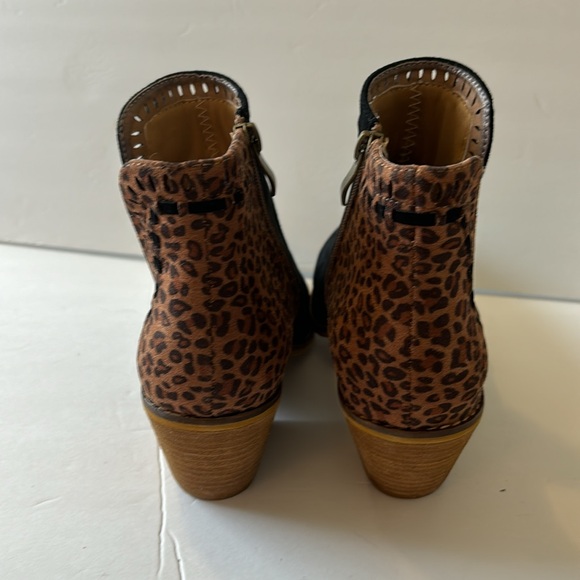 NWOT. CORKYS BOUTIQUE INDEX ANKLE BOOTIE. NEVER WORN. - Picture 6 of 7